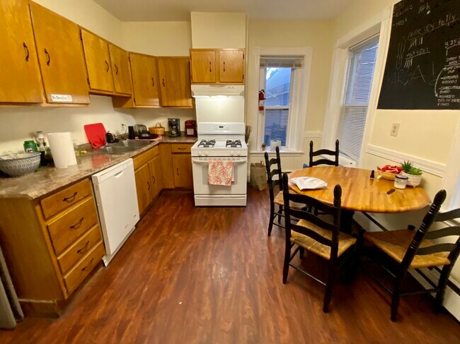 Building Photo - 731 Parker St