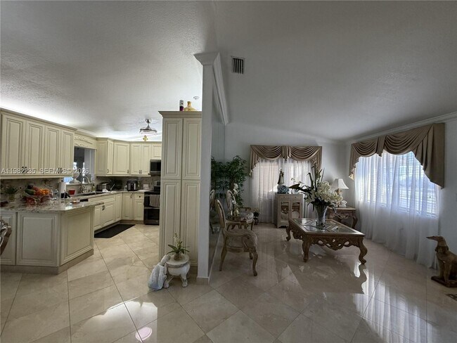 Foto del edificio - 14831 Kendale Lakes Blvd