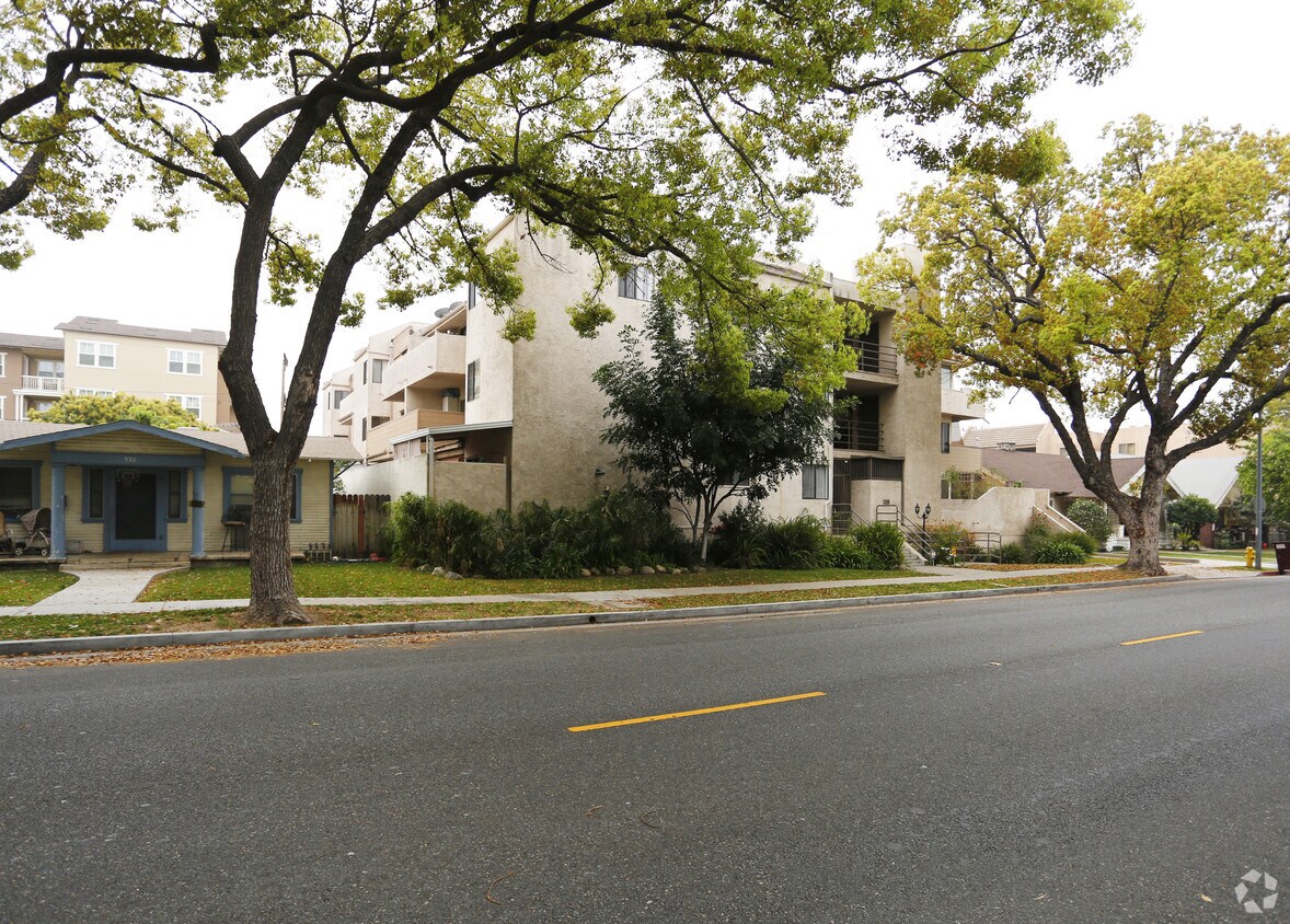 Foto del edificio - 336 W California Ave