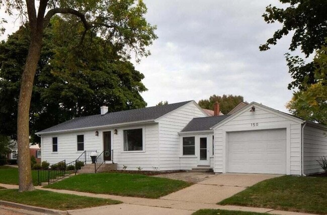 Building Photo - 150 E Lancaster Ave