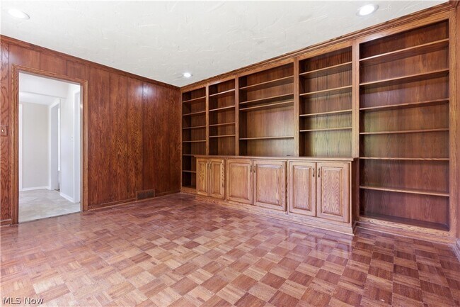 Foto del edificio - 2056 Laurel Hill Dr