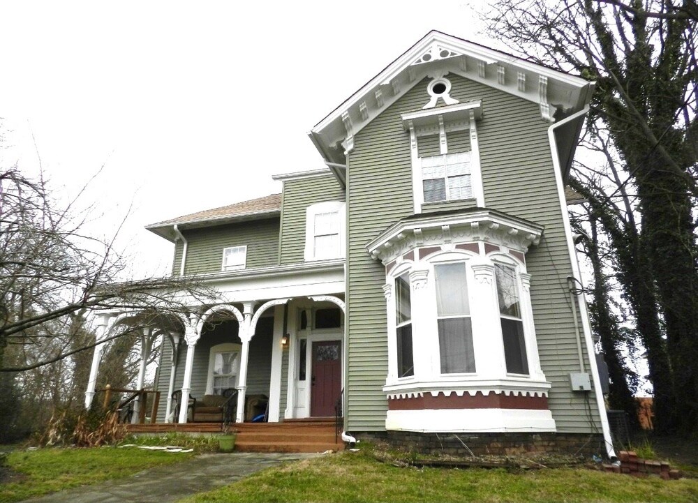 Primary Photo - 311 Silver Pl