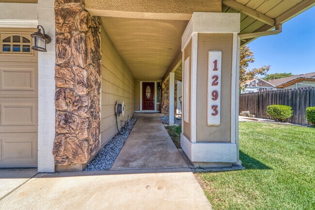 Foto del edificio - LARGE 5-bedroom 3 bath home in a great loc...