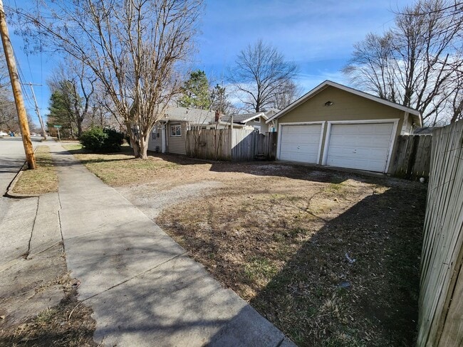Building Photo - Spacious 3-Bedroom, 1-Bathroom Home AVAILA...