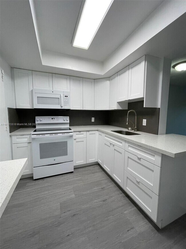 Foto del edificio - 1400 NE 169th St