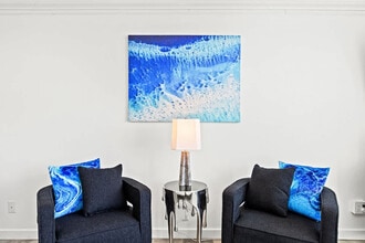 Building Photo - 8817 S Thomas Dr