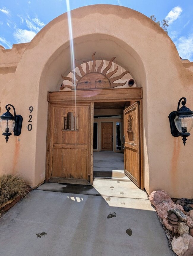 Building Photo - Santa Fe Vistas House!