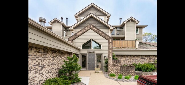 Building Photo - 2160 Ridge Dr