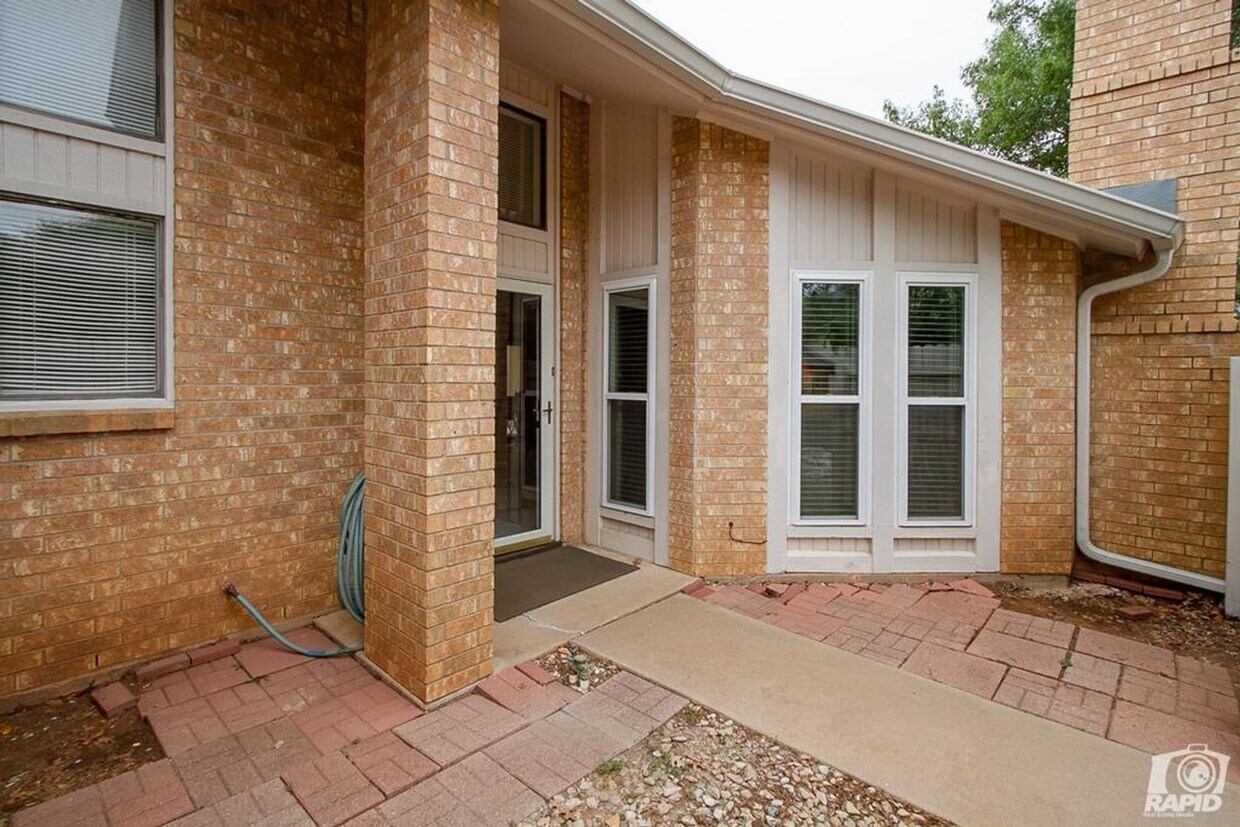 Foto principal - COMING SOON! Charming 1 Bed/1 Bath Duplex!!!