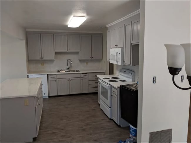 Building Photo - 360 Lovers Ln