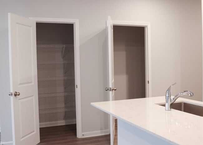 Foto del edificio - 481 Crown Dr