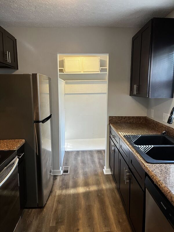 Foto del edificio - 593 Pleasant Hill Dr