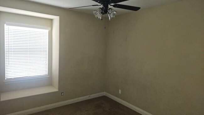 Foto del edificio - Four Bedroom Home Available!