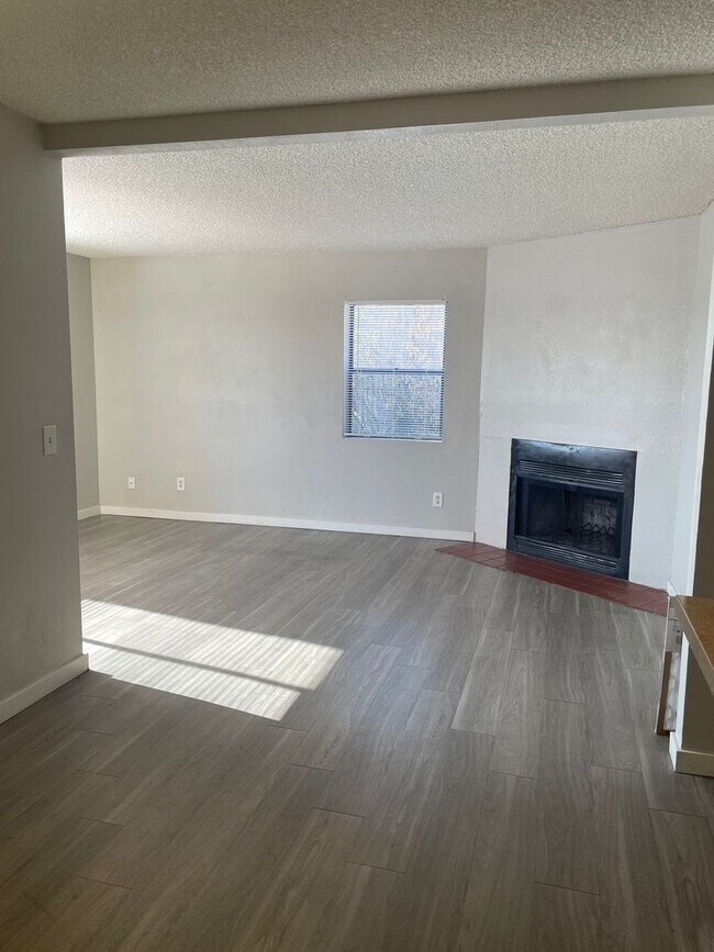 Foto del edificio - Lovely 2 Bedroom 1  Bath with Fireplace! M...