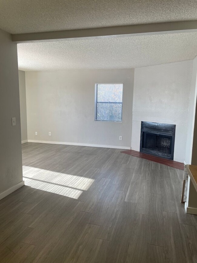 Building Photo - Lovely 2 Bedroom 1  Bath with Fireplace! M...