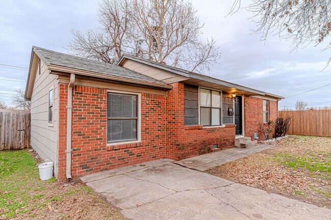 Building Photo - 3 bed 1 bath in Bethany!