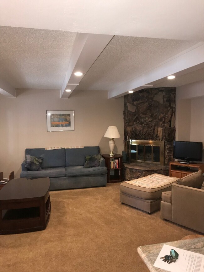 Foto del edificio - UNFURNISHED Upgraded Condo in Central loca...