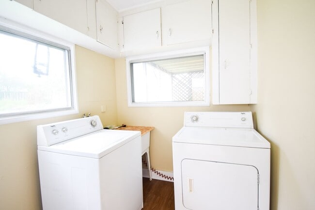 Building Photo - 2BD/1BA House with Garage!! Washer/Dryer i...