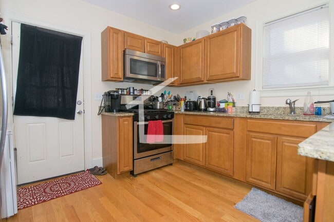 Building Photo - Spacious 4 Bedroom Now Available