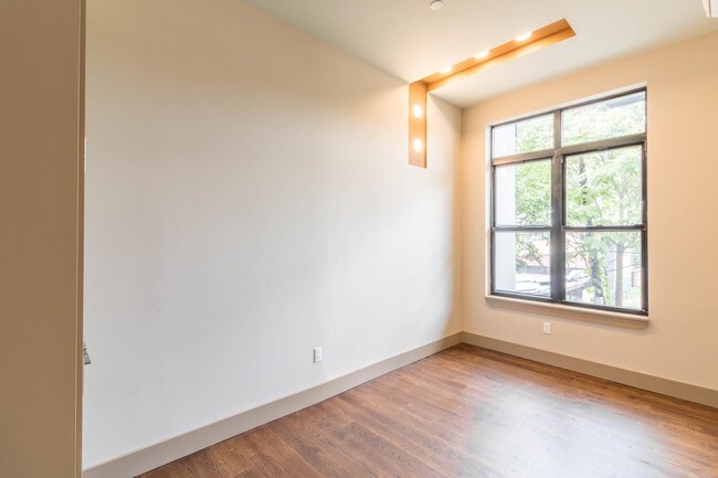 Building Photo - 447 Meeker Avenue