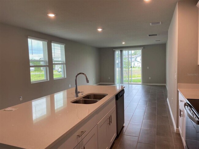 Building Photo - 990 RIVER CROSSING Dr