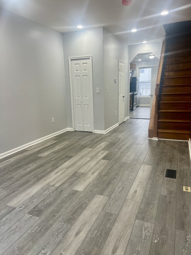 Building Photo - 808 N Streeper St