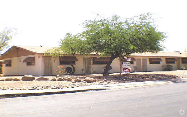 Building Photo - Country Manor