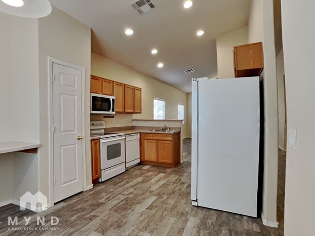 Building Photo - 2632 E Hidalgo Ave