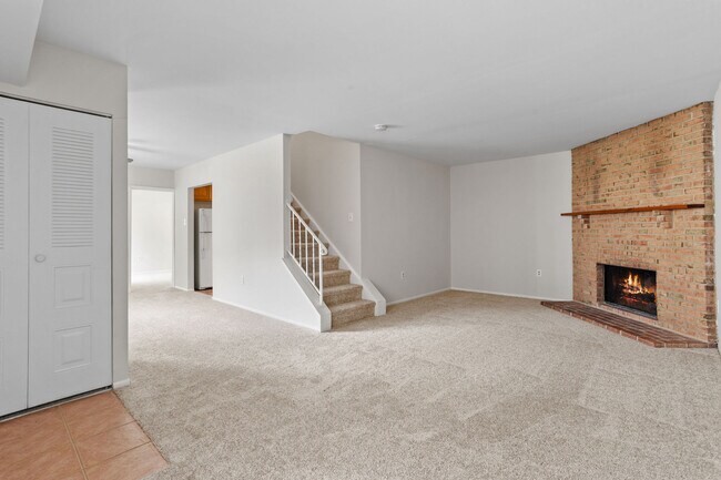 Building Photo - 2211 Greenwood Dr