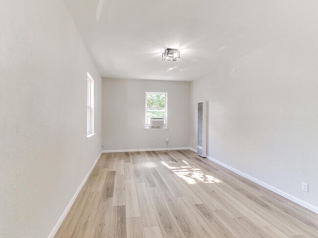 Foto del edificio - Newly Remodeled 2 Bed, 1 Bath Apt in Near ...