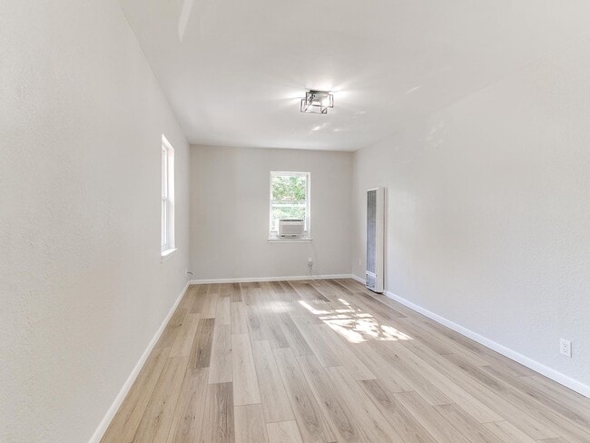 Building Photo - Newly Remodeled 2 Bed, 1 Bath Apt in Near The Paseo