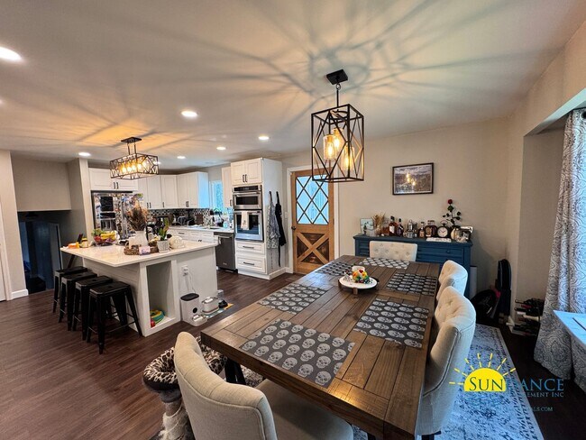 Foto del edificio - Stunning Multi-Level Home Near Hurlburt Field, Eglin AFB & Emerald Coast Beaches!