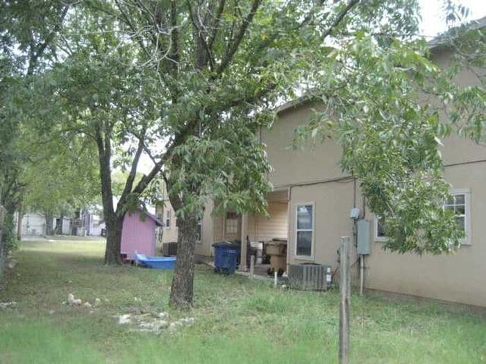 Building Photo - FANTASTIC 4 BEDROOM / 2 BATH DUPLEX - MINU...