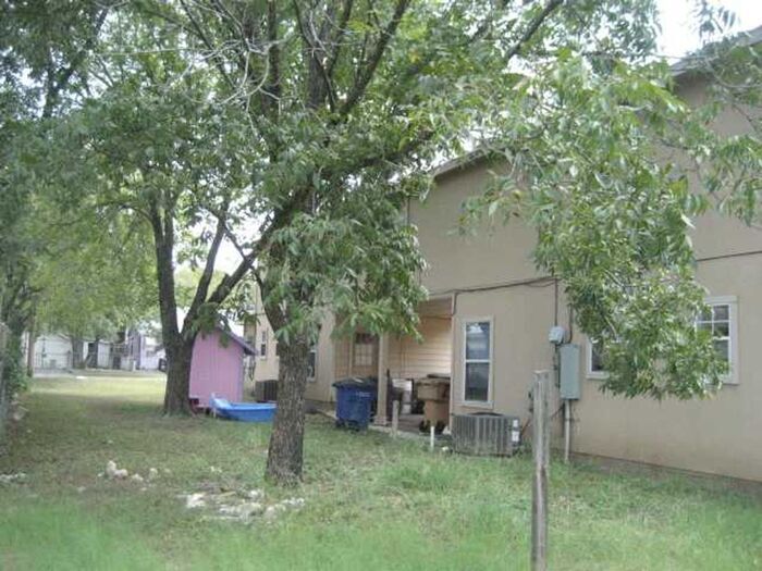 Foto del edificio - FANTASTIC 4 BEDROOM / 2 BATH DUPLEX - MINU...