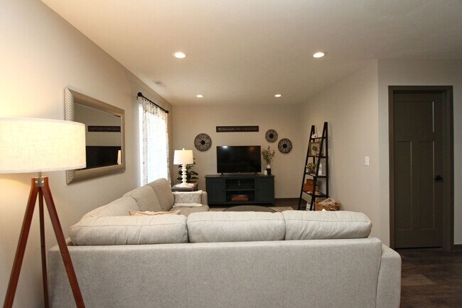 Foto del edificio - Beautiful Furnished Townhouse -Shorter Ter...