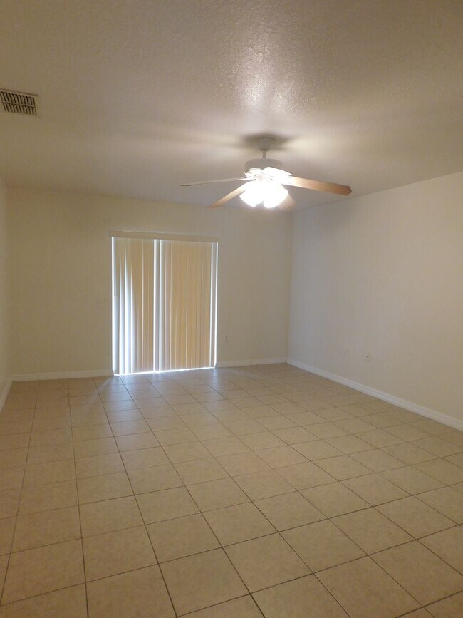 Building Photo - 756 Camel Ct