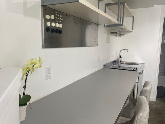 Building Photo - Small cute Studio Potrero Hill. Gustavo Lo...