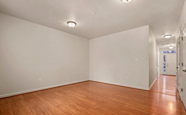 Foto del edificio - Three level townhome in Ballenger Creek ready for you by June 1st!
