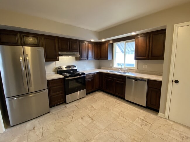 Building Photo - 2110 Barberry Dr
