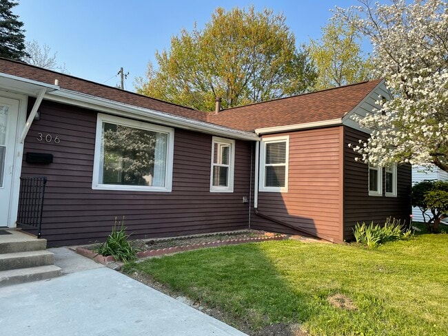 Building Photo - 306 E Washington St