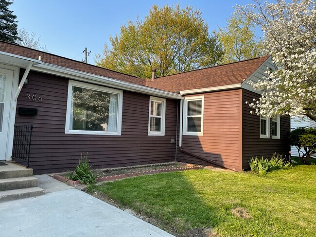 Foto del edificio - 306 E Washington St