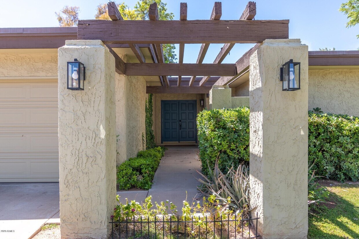 Primary Photo - 6023 E Lewis Ave