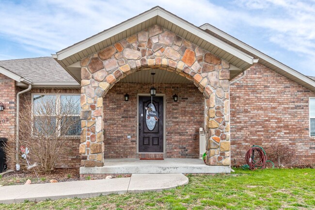 Building Photo - Gorgeous 3 Bedroom Home in Woodridge Estates!