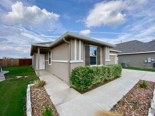 Building Photo - Spacious 4-Bedroom Home in New Braunfels –...