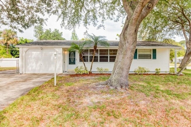 Building Photo - 741 Smith St