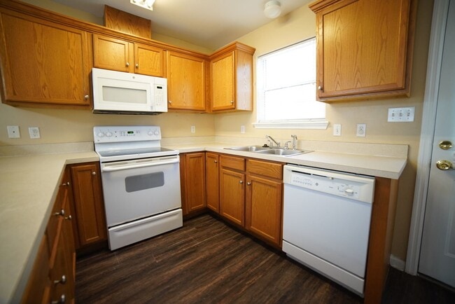 Building Photo - 3 bed / 3 bath Townhome with Garage