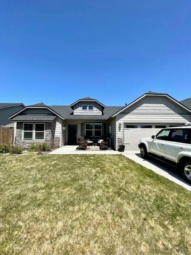 Foto principal - Beautiful 4 bedroom in Redmond with large ...