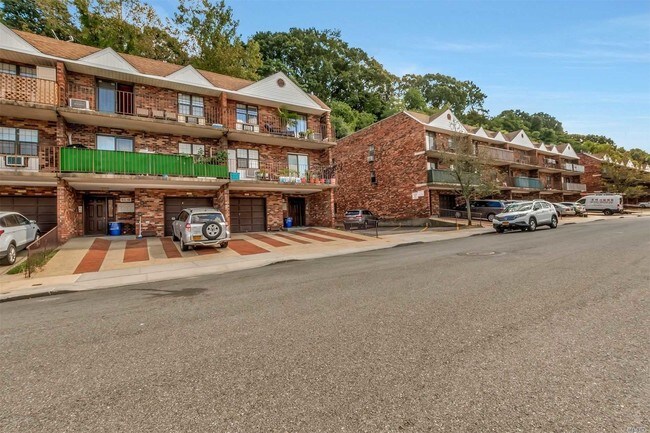 Foto del edificio - 65-19 242nd St