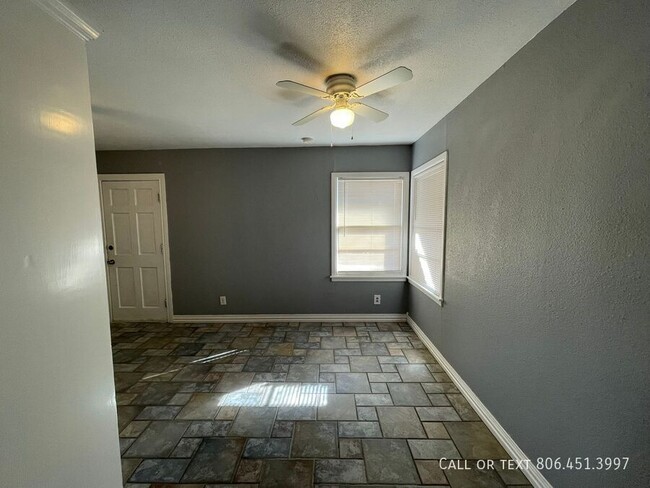 Building Photo - Cute 2/1 with hardwood floors and large ba...