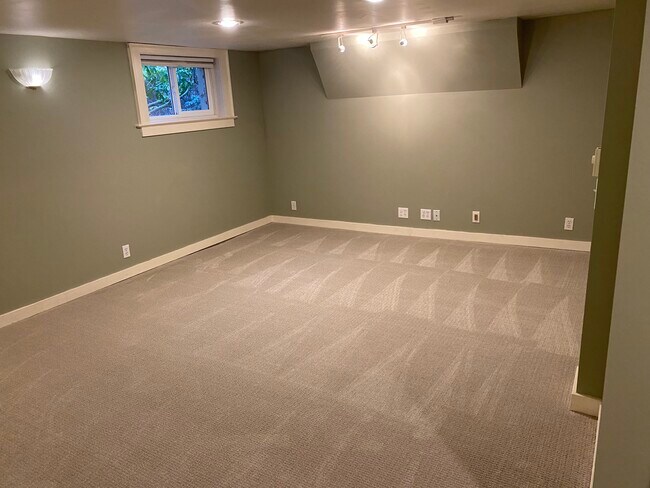 Sala de estar - 1208 Colby Ave